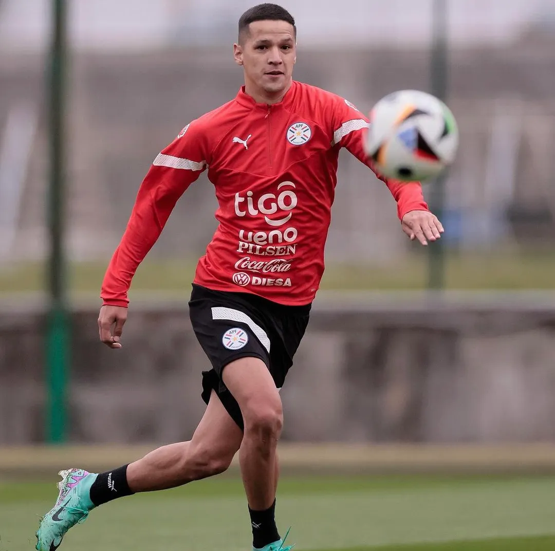 Arce, en acción con la Selección de Paraguay.