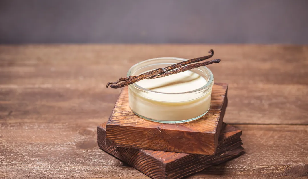 En sus inicios, las natillas no llevaban maicena; se espesaban solo con las yemas y una cocción lenta, lo que daba una textura más ligera y cremosa. ¡Disfruta haciendo esta receta!