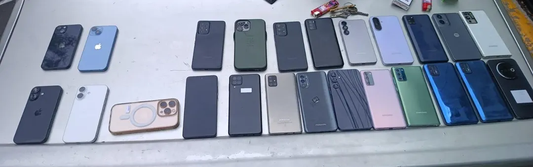 En total se secuestraron 24 telefonos celulares durante las maniobras realizadas en Ciudad.