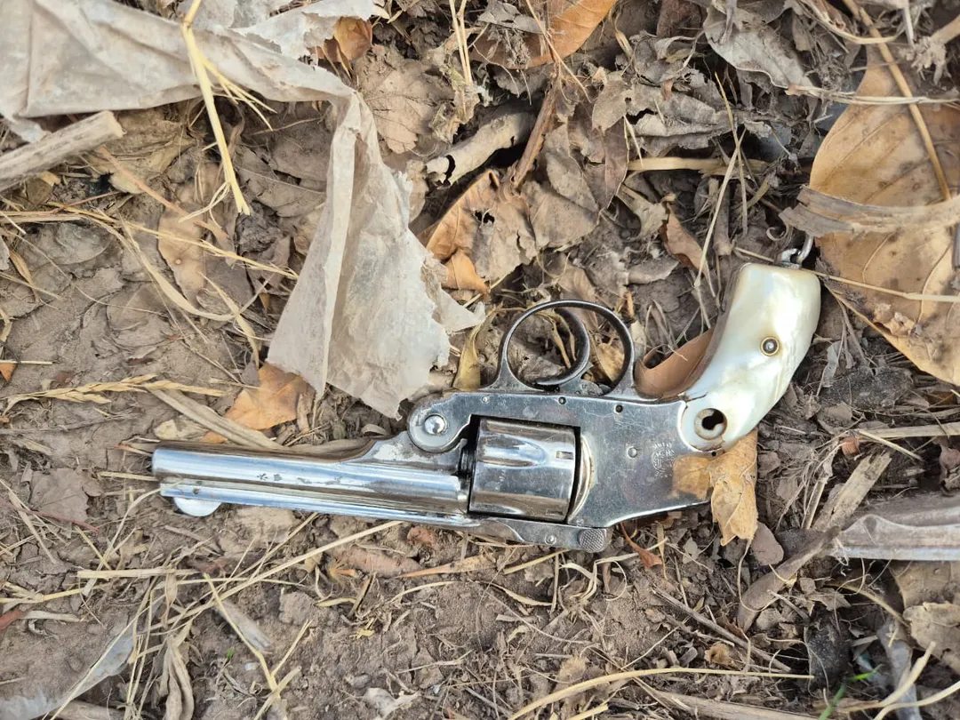 Tras detener al sujeto, la Policía realizó un rastrillaje en la zona y encontró un revólver de color plateado.