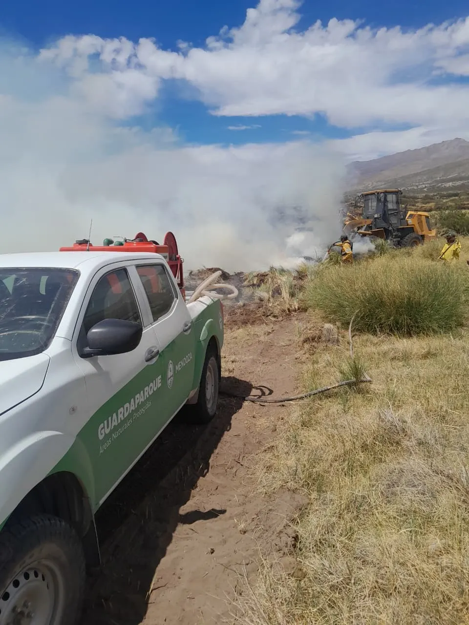 El viento reactivó el fuego en Malargüe y obligó a ampliar el operativo. Aseguran que no hay afectados.