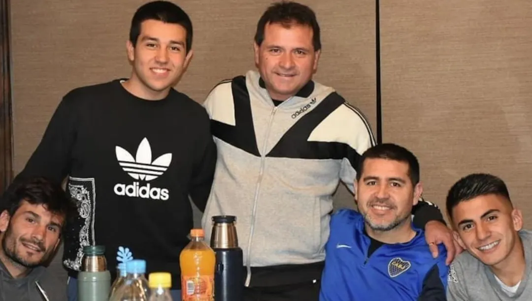 Una imagen del pasado que muestra el vínculo de Thiago Almada con Juan Román Riquelme. En la foto también están el Chelo Delgado y Javier García.