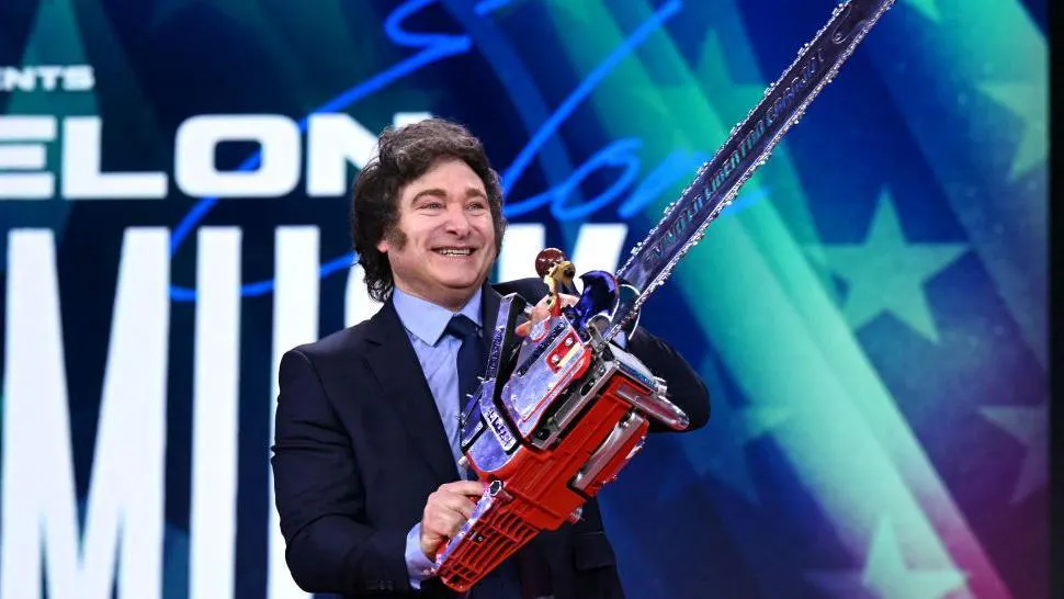 Javier Milei con su motosierra.