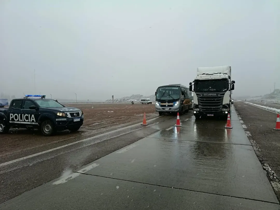 La Ruta 7 se encentra cortada debido a las fuertes nevadas
