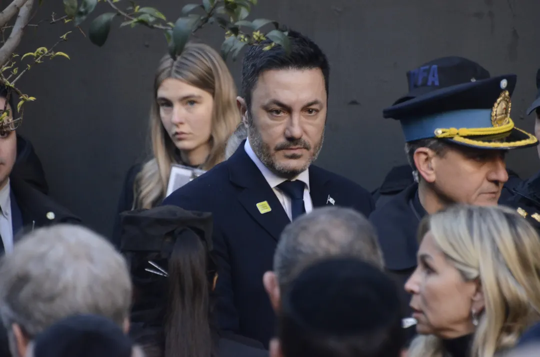 El ministro de Defensa, Luis Petri, en el acto del 31° aniversario del atentado a la sede de la AMIA.