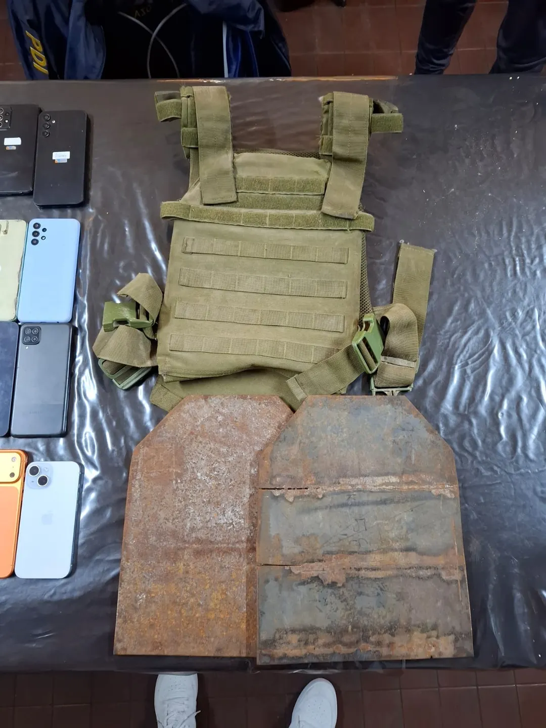 Chaleco antibalas de fabricación casera secuestrado en los procedimientos. En su interior contaba con dos placas de hierro forjado,