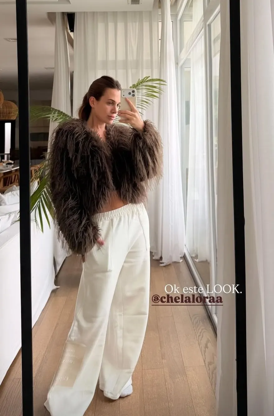Cómo combinar abrigo glam y prendas comfy con estilo.