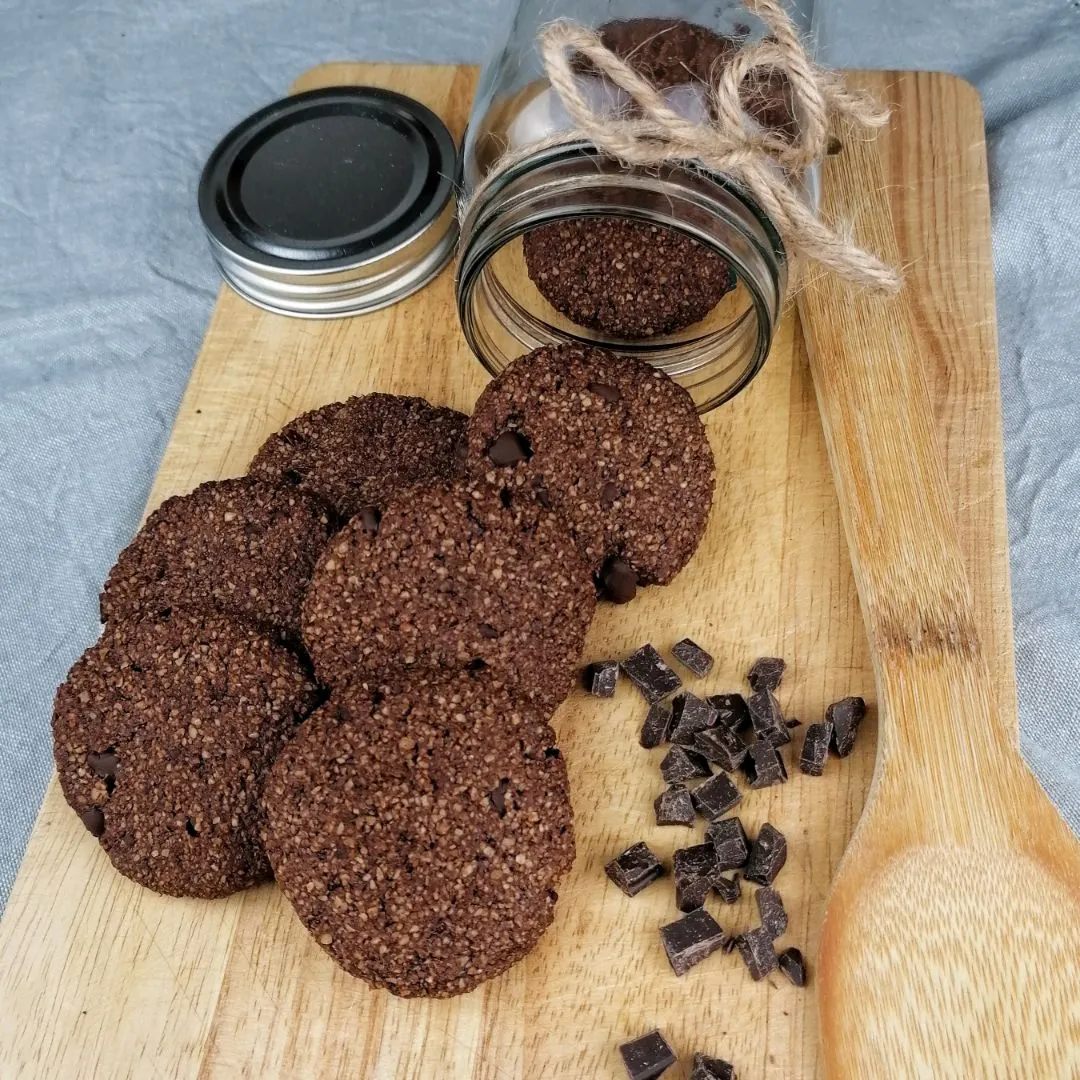 Cómo preparar cookies de avena con cacao y trozos de chocolate en casa.