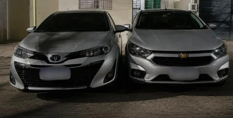 Toyota Yaris y Chevrolet onix secuestrados durante el allanamiento.