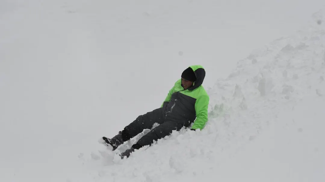 Los turistas disfrutaron de la nieve.