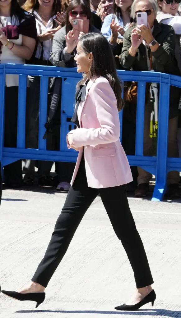 La chaqueta low cost de la reina Letizia que compró en rebajas.