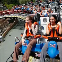 X2: cómo es la montaña rusa cerrada en el parque Six Flags de California y qué se sabe de las denuncias que enfrenta por lesiones cerebrales