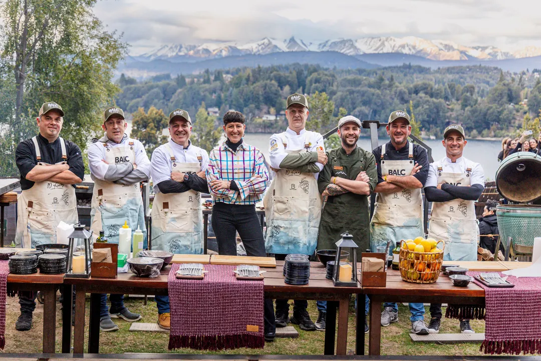 Un grupo de cocineros barilochenses e invitados, en una de las ediciones anteriores de Bariloche a la Carta.