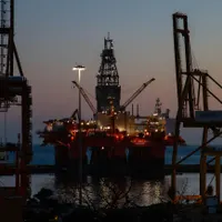El precio del petróleo Brent se mantiene en US$102 y continúa la tensión en los mercados