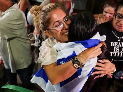 Qué se sabe sobre el apuñalamiento en un vuelo rumbo a Israel que califican como un "intento de atentado terrorista"