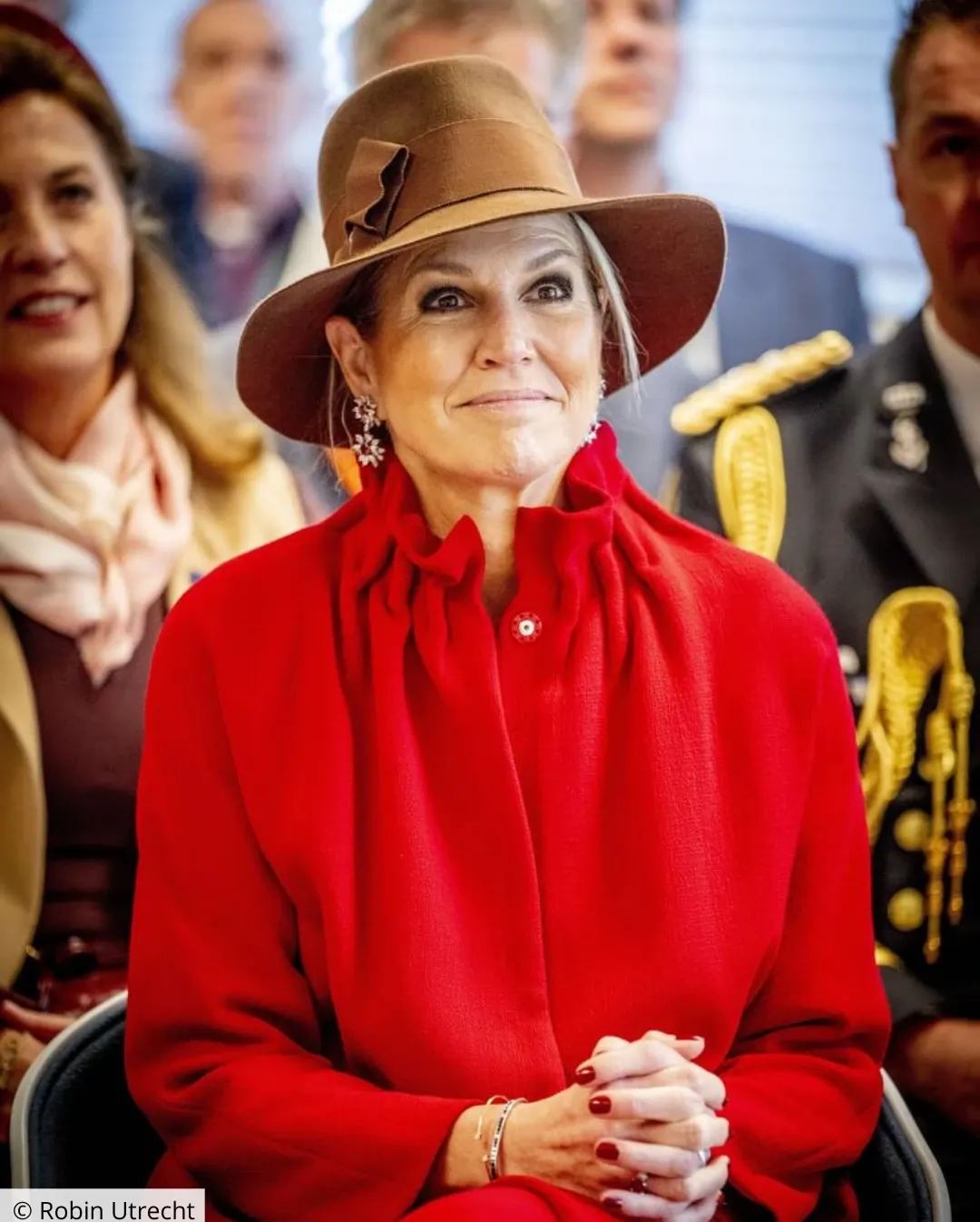 Máxima brilló con un look rojo y camel que ya es referencia de elegancia.