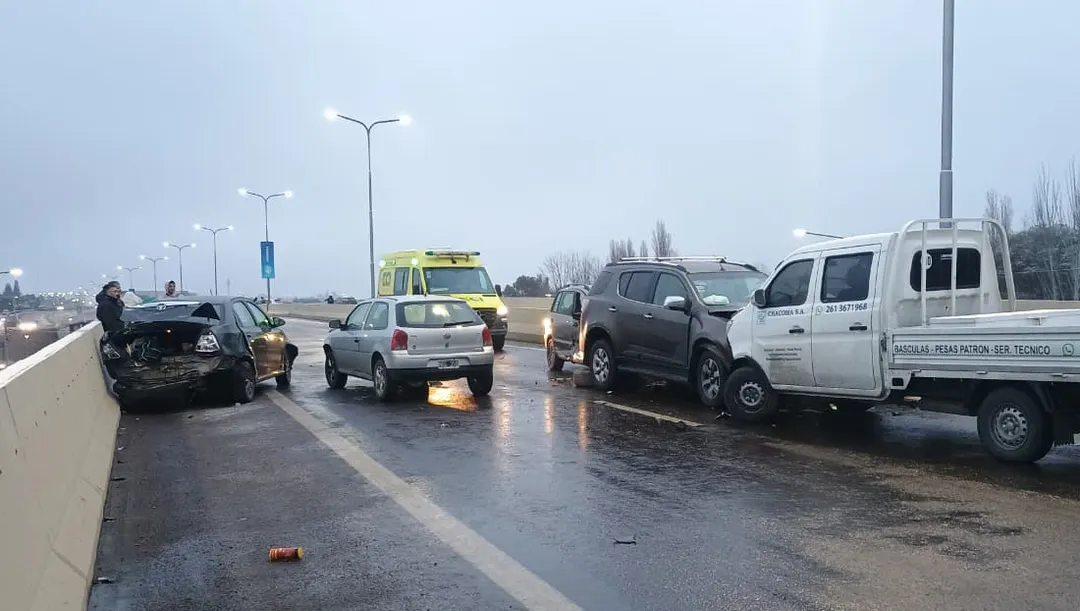 A pesar de la magnitud del accidente y de los autos involucrados, no se registraron heridos ni personas fallecidas.