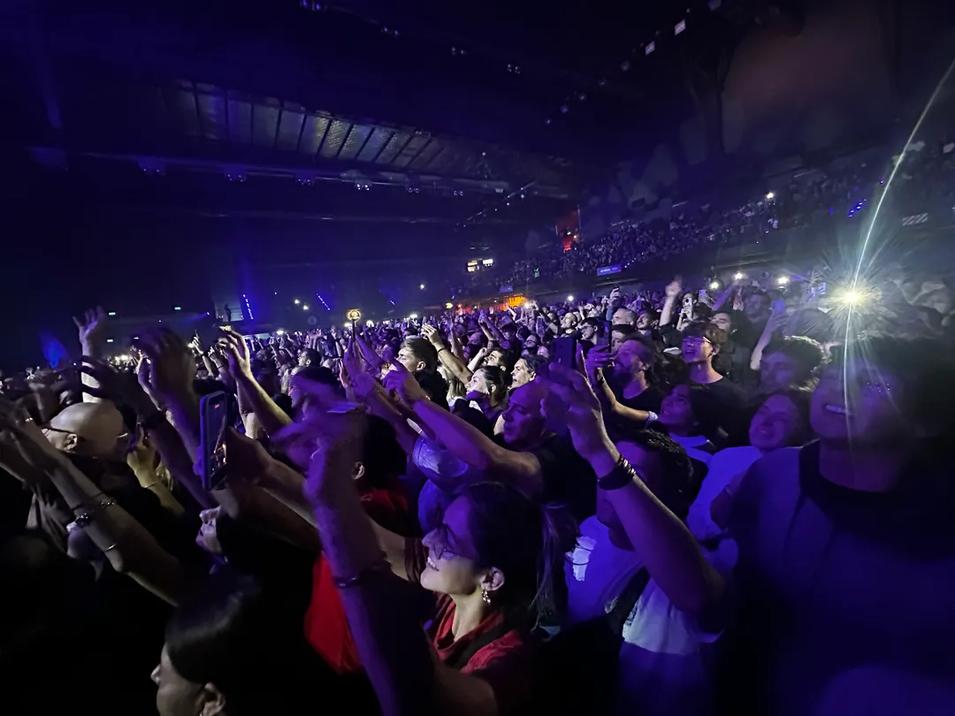 La euforia de los fanáticos dandolo todo en pleno show dentro del Arena Maipu.