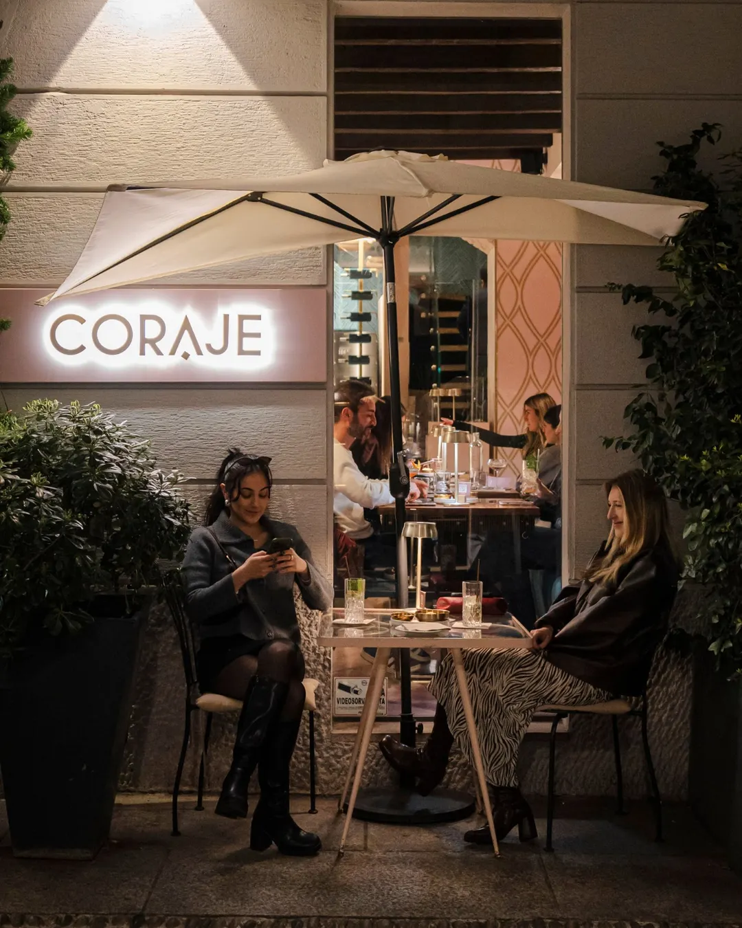 La carta del establecimiento incluye empanadas y cortes típicos que rinden honor a las raíces argentinas de sus dueños.