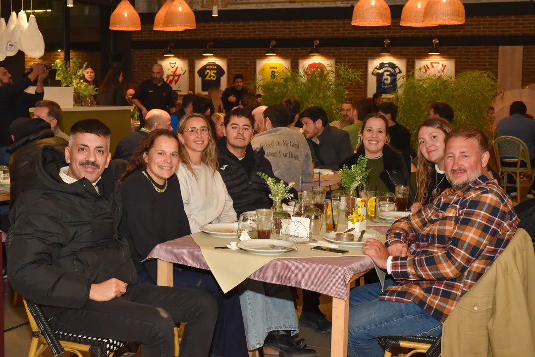 Ariel Ruiz, Eleonora Galvano, Carolina Piazza, Emiliano Valsecchi, Victoria Rodriguez, Angela Laurito, Adrián López, el equipo completo de una reconocida tienda de bebidas.