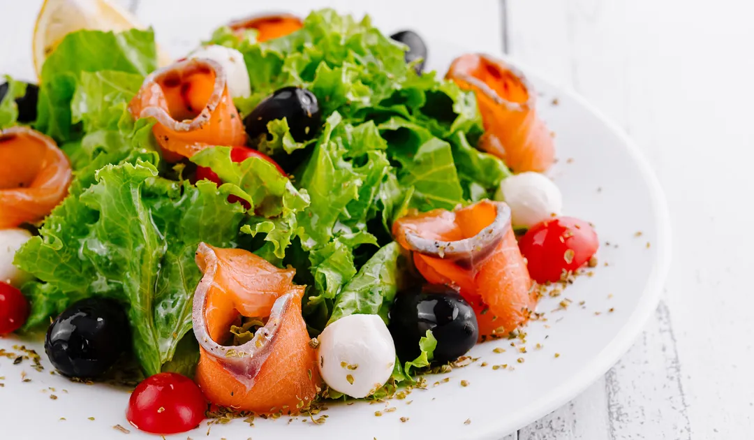 Ensalada verde con salmón liviana, fresca y llena de sabor