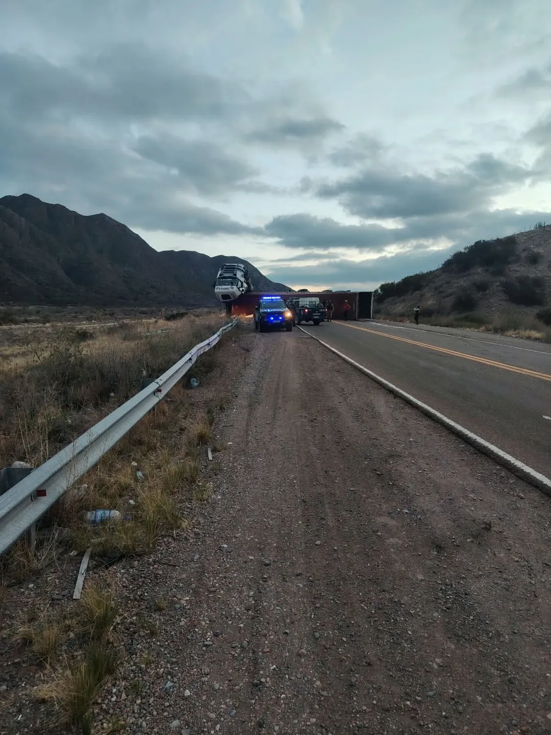 La escena del vuelco en Potrerillos.