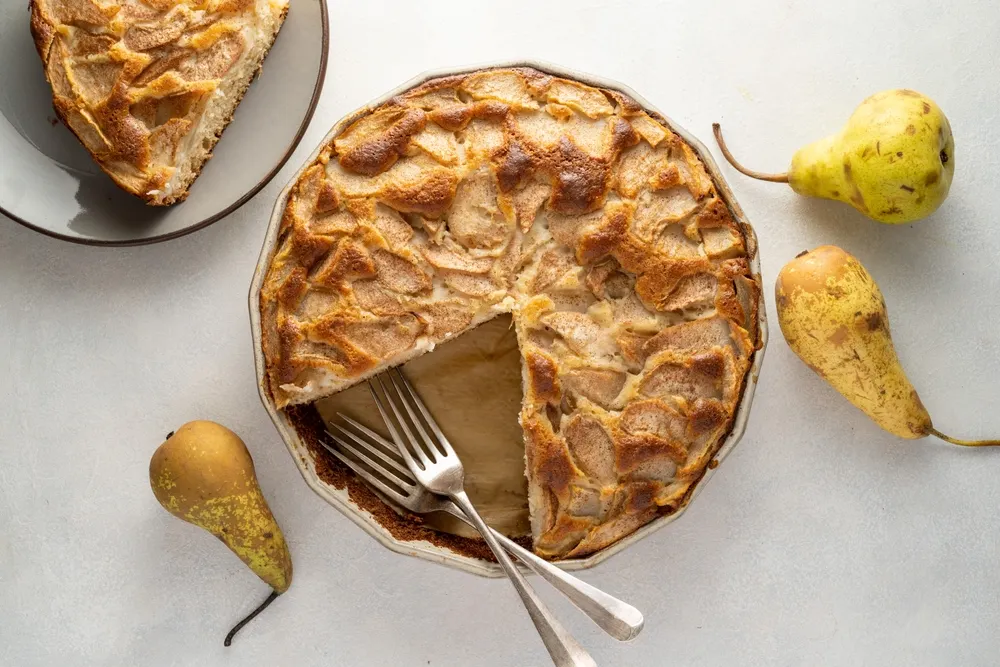 La receta de pastel de peras es tan versátil que se puede servir tanto fría como tibia, acompañada de crema o helado.