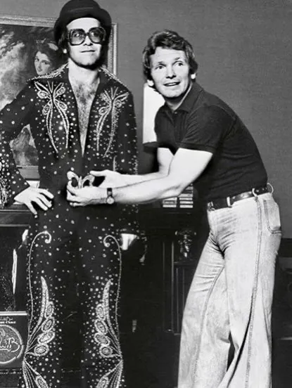 Elton John y Bob Mackie.