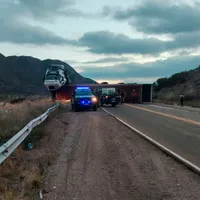 Un camión volcó en la Ruta 7 y el conductor debió ser rescatado