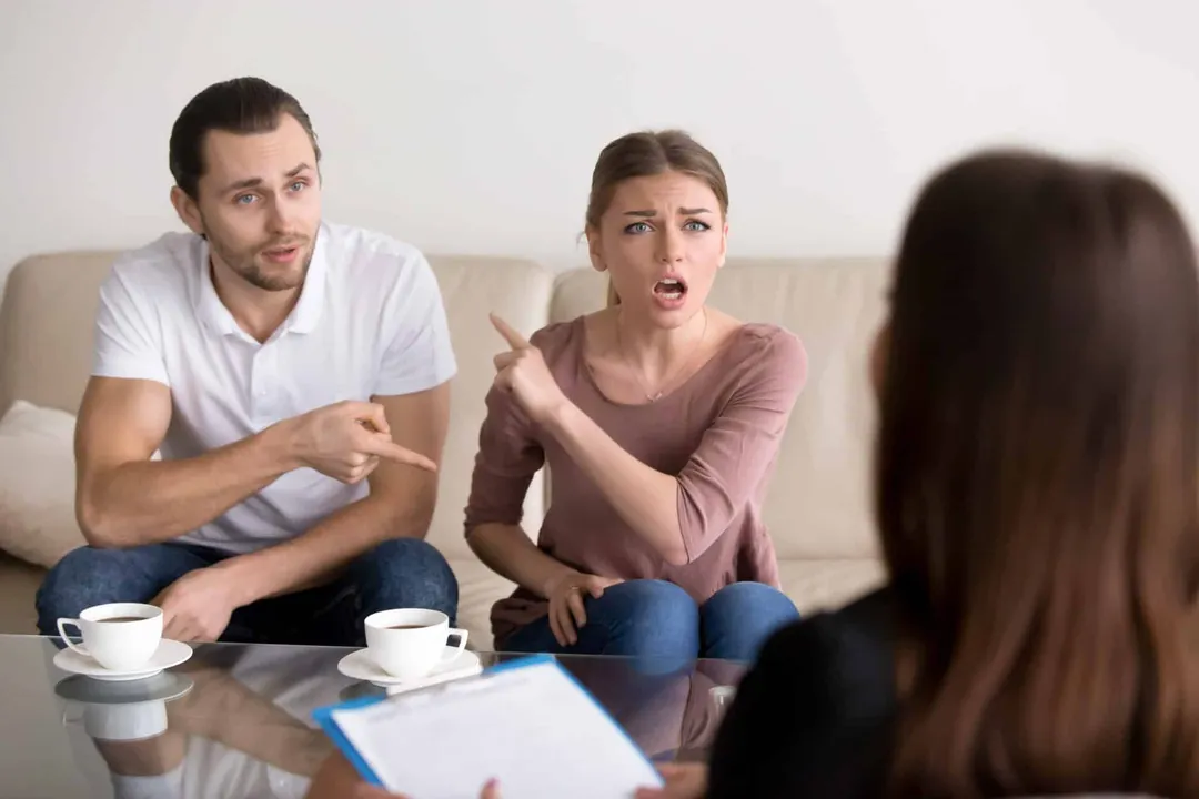 Los problemas familiares deben  resolverse solo puertas adentro, y nadie del exterior puede saber de ellos.