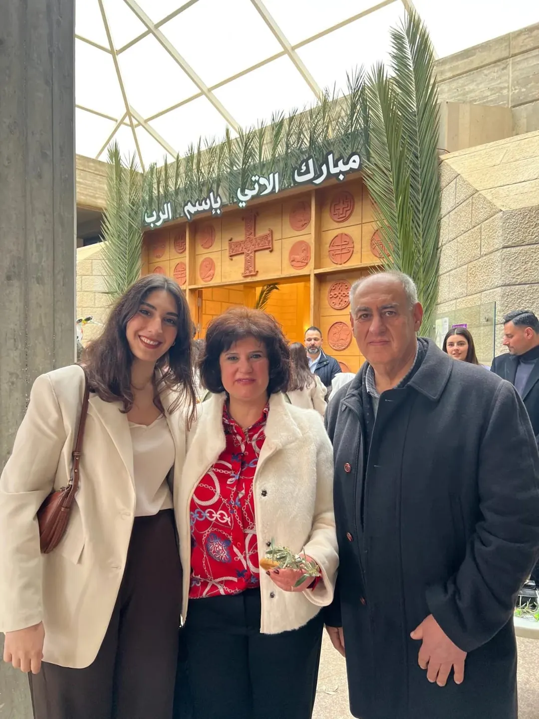 Sarah, Lina e Ibrahim en la puerta de la parroquia de San Marón.