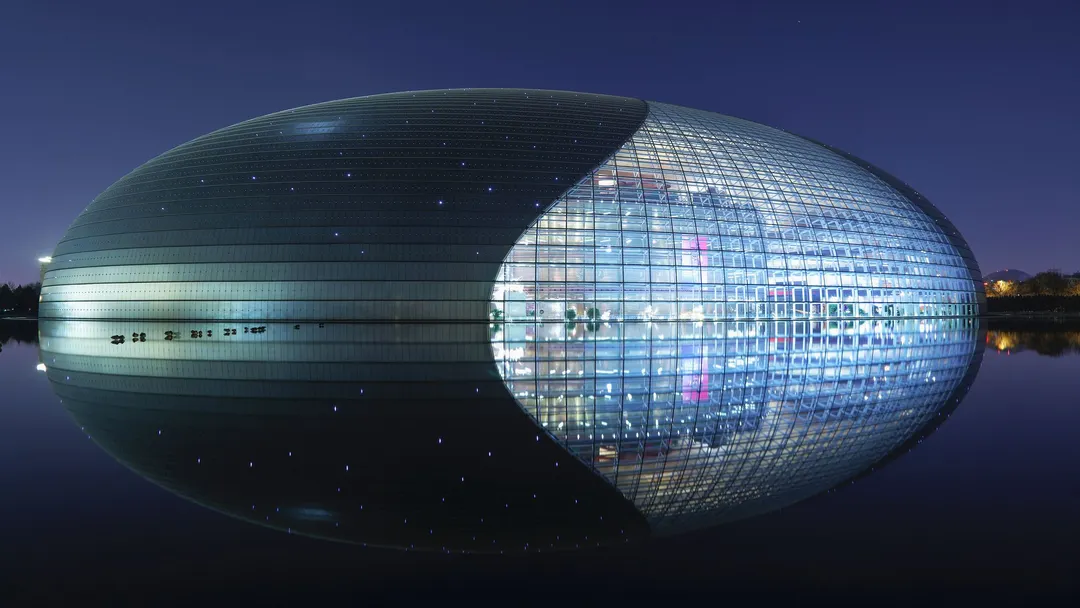 La cúpula de titanio y vidrio parece emerger del agua y se convirtió en uno de los íconos arquitectónicos de Beijing.