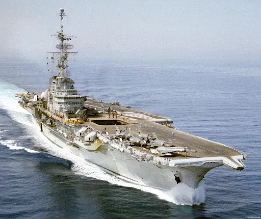El portaaviones de la marina francesa Foch (R-99) con aviones Super Etendard en su cubierta de vuelo.