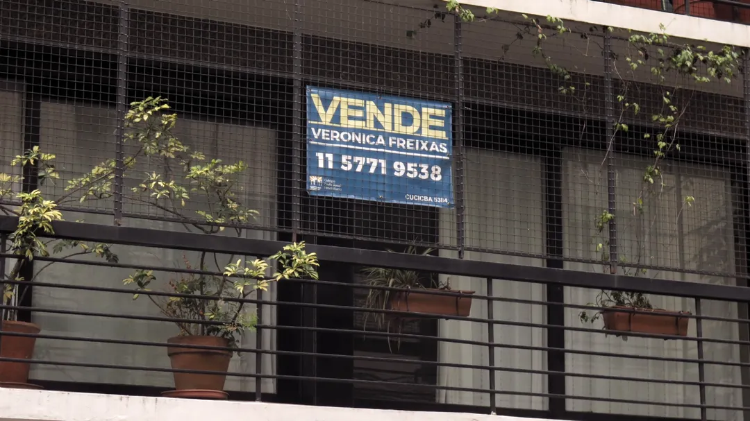 Caen las transacciones de compra venta. 