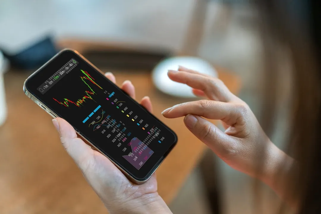 Configurar la seguridad en las criptomonedas previene accesos no autorizados a tus fondos digitales.