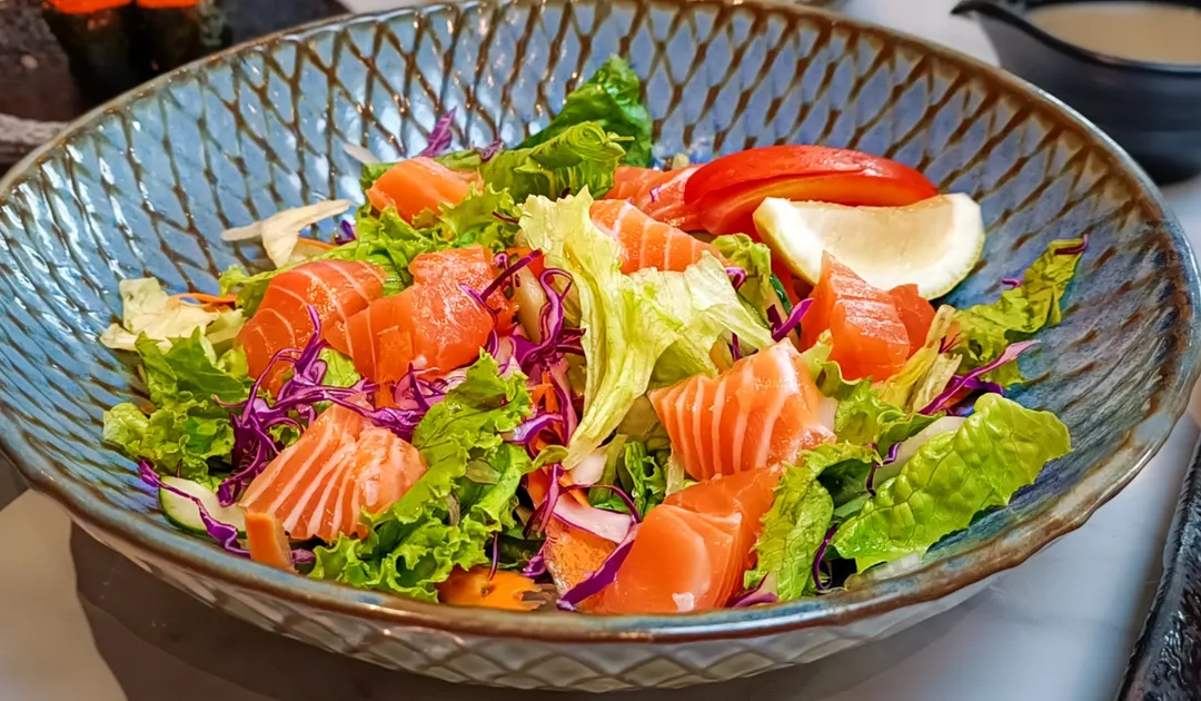 Receta express de ensalada verde con salmón, lista en minutos