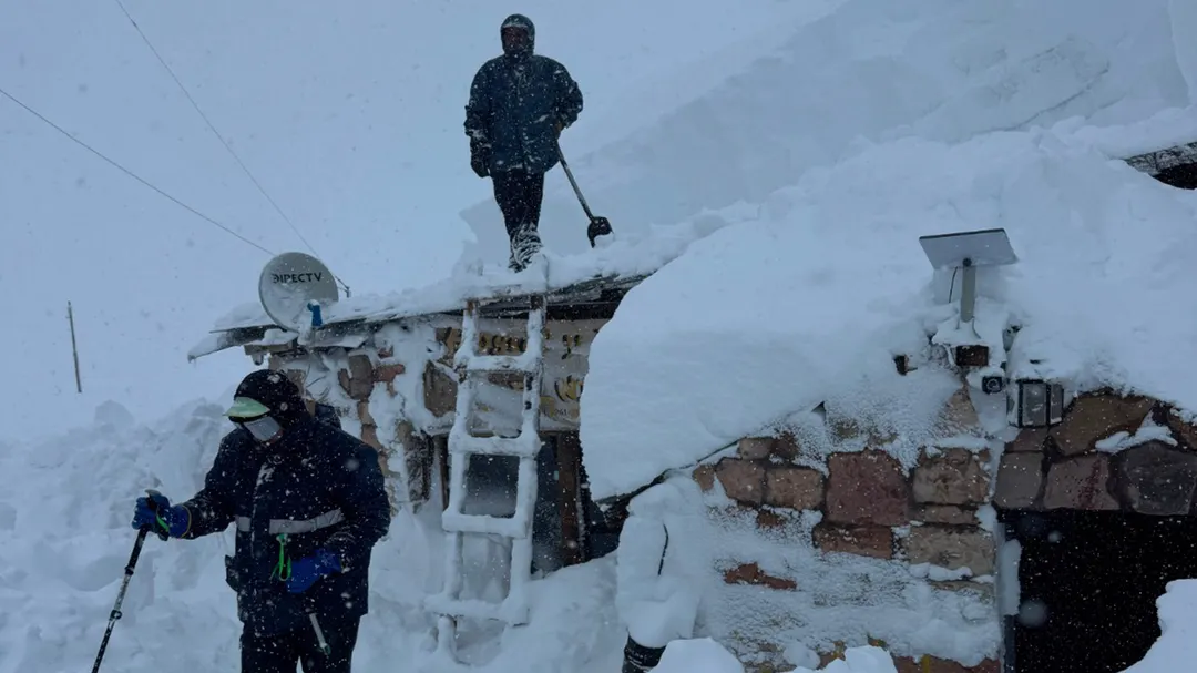 Los prestadores turísticos de Puente del Inca están preparados para pasar el temporal en alta montaña.