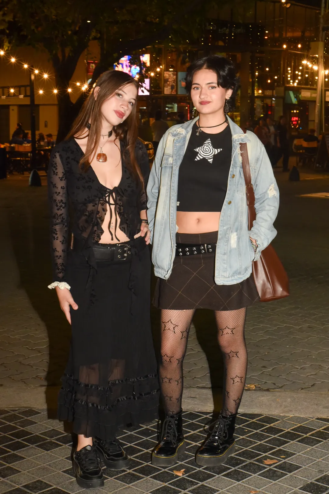 Guadalupe y Paloma: encaje y jean en una noche otoñal entre amigas.