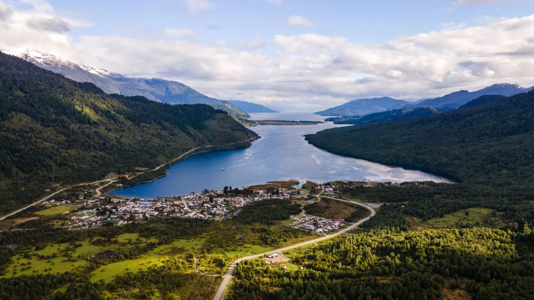 El Parque Nacional Queulat completa el paisaje natural que rodea a este pueblo del sur de Chile.