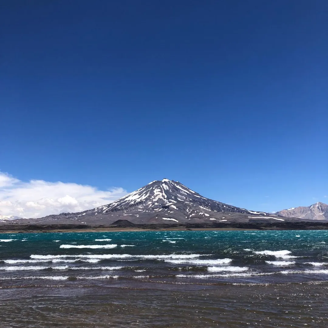 La montaña vista desde la Laguna del Diamante.