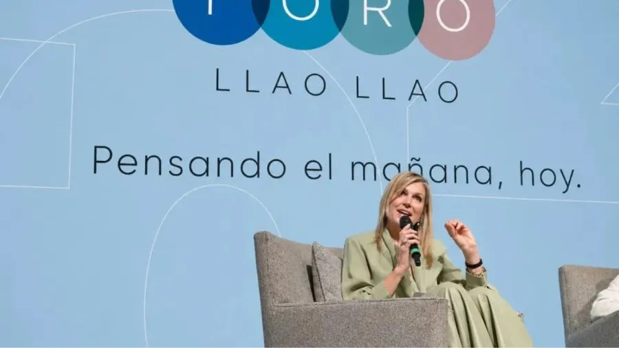 El look de sastrería verde pastel que redefinió el estilo ejecutivo.