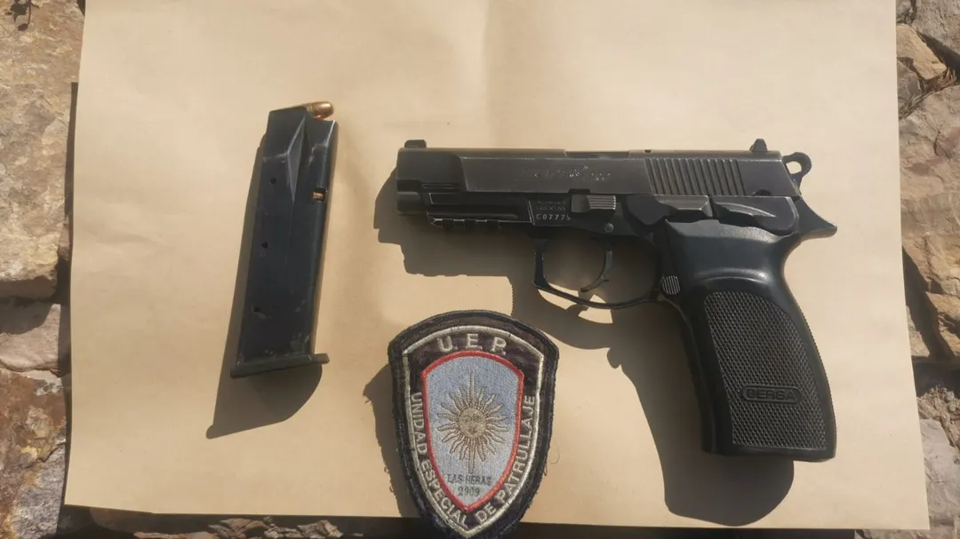 Pistola Bersa Thunder Pro calibre 9 mm hallada en el asiento del acompañante.